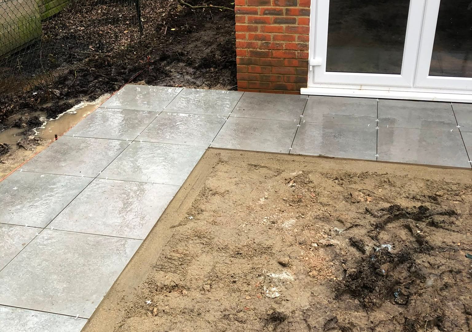 A contemporary garden on split levels with a retaining wall and wide steps