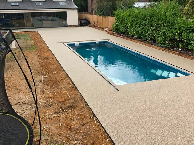 Resin-bound surfacing linking a terrace to a pool surround